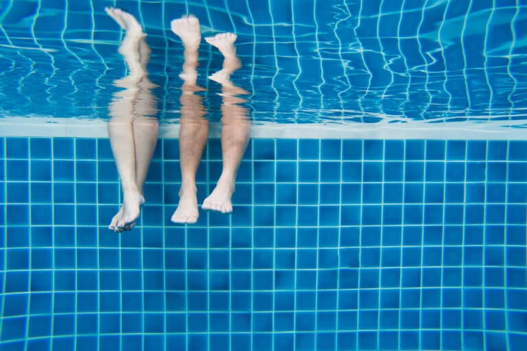 Beine im Wasser, Anfang des freischwimmens, nachhaltig führen, kommunikation